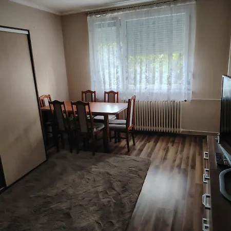 Belvaroshoz Koezeli Lakas Appartement *