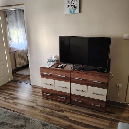 Apartment Belvaroshoz Koezeli Lakas *